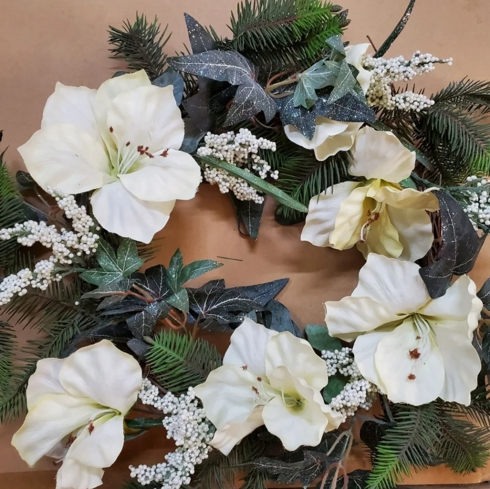 Holiday Wreath NWT (New with Tags) Cream and White Florals